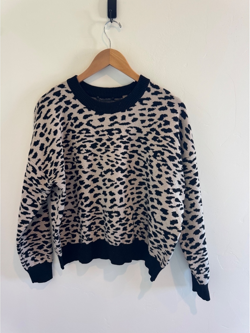 Tahari Leopard Print Knit Sweater Size Medium Black Beige Animal Print